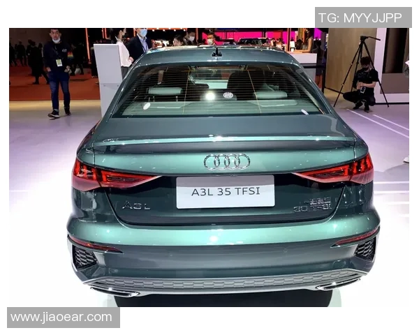 选择合适的足球手套尺码指南助你提升比赛表现与舒适度